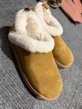 Koolaburra Women's Suede Slip-On Slippers in Tan and Cream